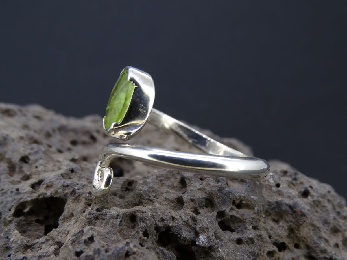 Peridot Sterling Silver Celtic Ring image 2