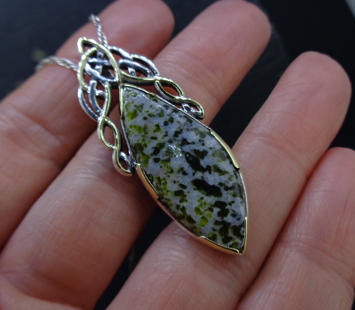 'Na Hearadh' Harris Serpentine on a Scottish Gold & Silver Pendant