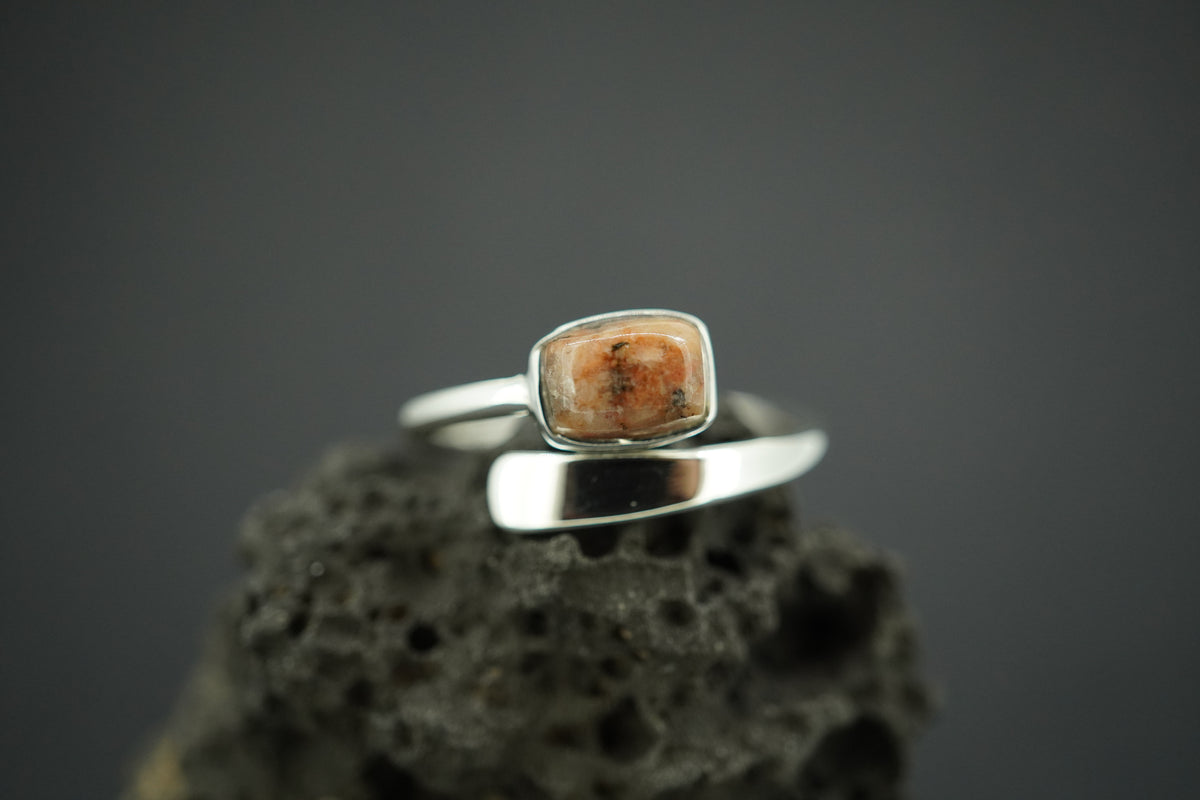 Edinburgh Cobblestone Pink Wire Ring
