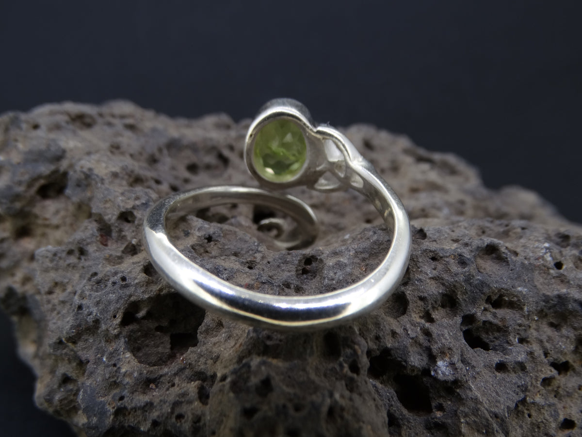 Peridot Sterling Silver Celtic Ring image 4