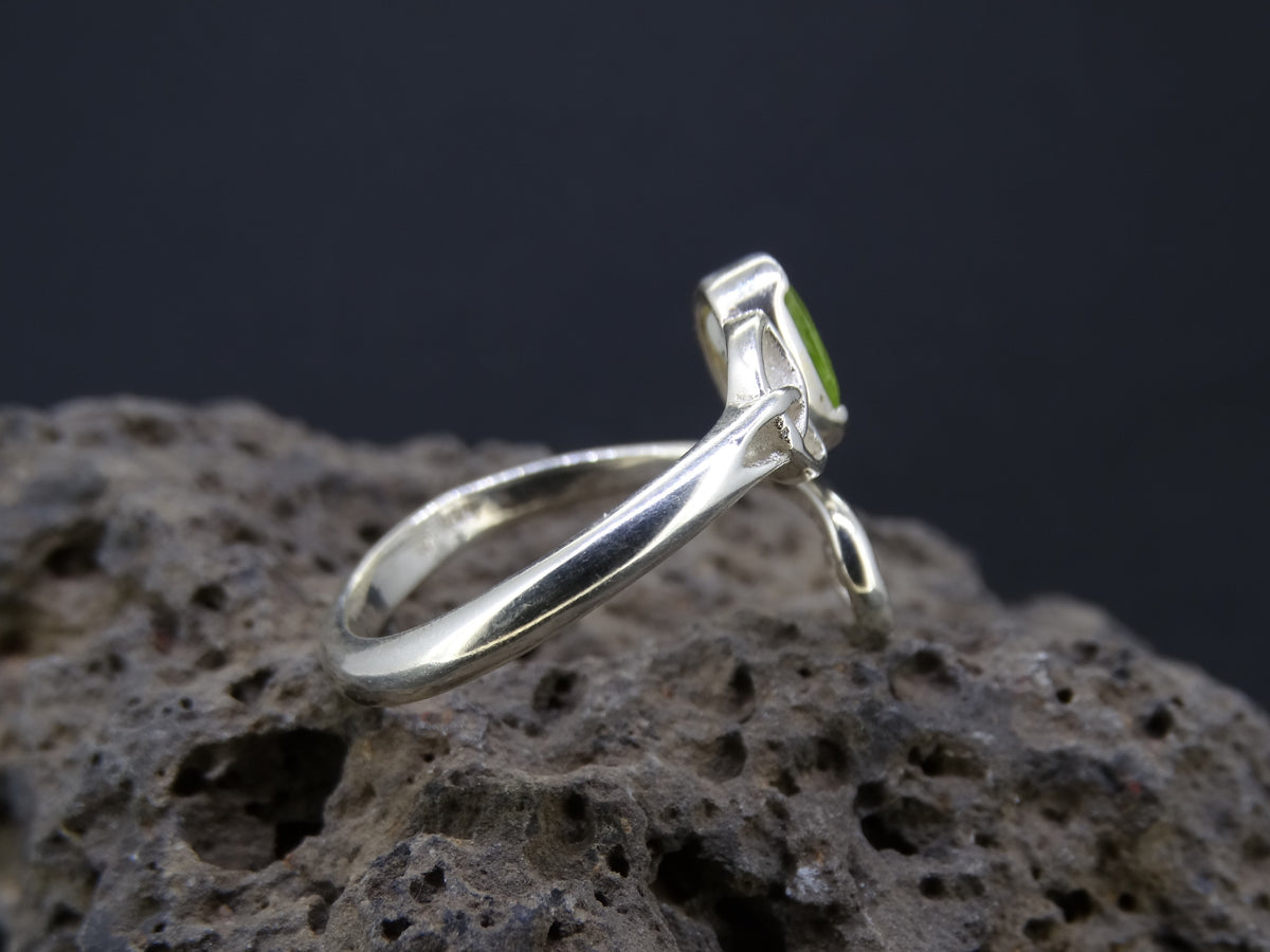 Peridot Sterling Silver Celtic Ring image 3